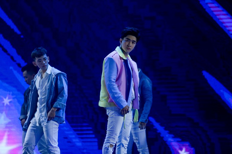 Thay liên tục 3 bộ đồ trong đêm diễn, Chi Dân chia sẻ sự cố bất ngờ khi đi làm răng - Ảnh 1. Thay liên tục 3 bộ đồ trong đêm diễn, Chi Dân chia sẻ sự cố bất ngờ khi đi làm răng - Ảnh 1.