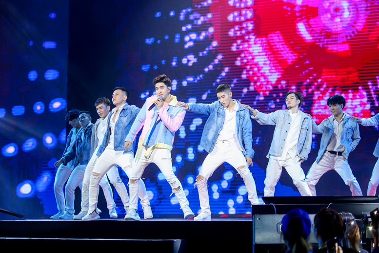 Thay liên tục 3 bộ đồ trong đêm diễn, Chi Dân chia sẻ sự cố bất ngờ khi đi làm răng - Ảnh 2. Thay liên tục 3 bộ đồ trong đêm diễn, Chi Dân chia sẻ sự cố bất ngờ khi đi làm răng - Ảnh 2.