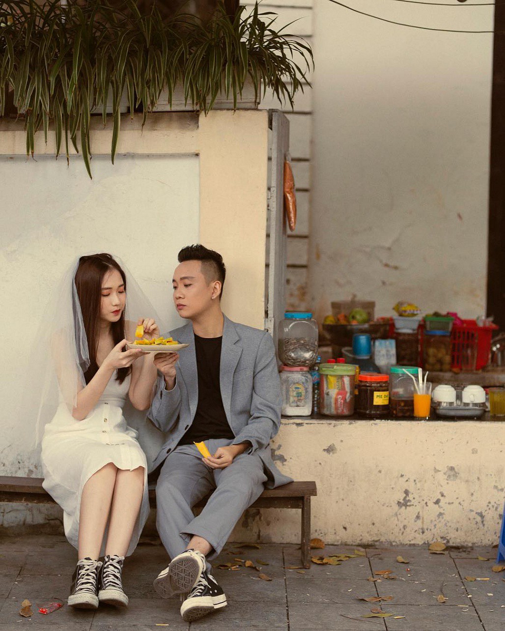 JustaTee và bà xã Trâm Anh tung ảnh lãng mạn và giản dị kỷ niệm tròn 1 năm ngày cưới - Ảnh 3. JustaTee và bà xã Trâm Anh tung ảnh lãng mạn và giản dị kỷ niệm tròn 1 năm ngày cưới - Ảnh 3.