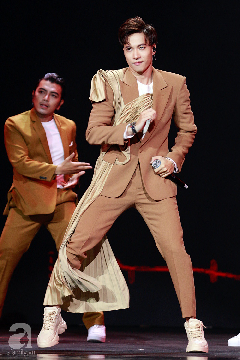 Super Junior khiến khán giả Việt vỡ òa với loạt hit khủng sau 7 năm - Ảnh 10. Super Junior khiến khán giả Việt vỡ òa với loạt hit khủng sau 7 năm - Ảnh 10.