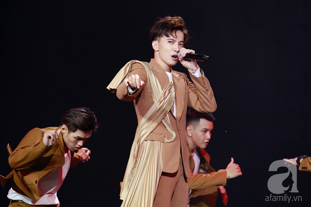 Super Junior khiến khán giả Việt vỡ òa với loạt hit khủng sau 7 năm - Ảnh 11. Super Junior khiến khán giả Việt vỡ òa với loạt hit khủng sau 7 năm - Ảnh 11.