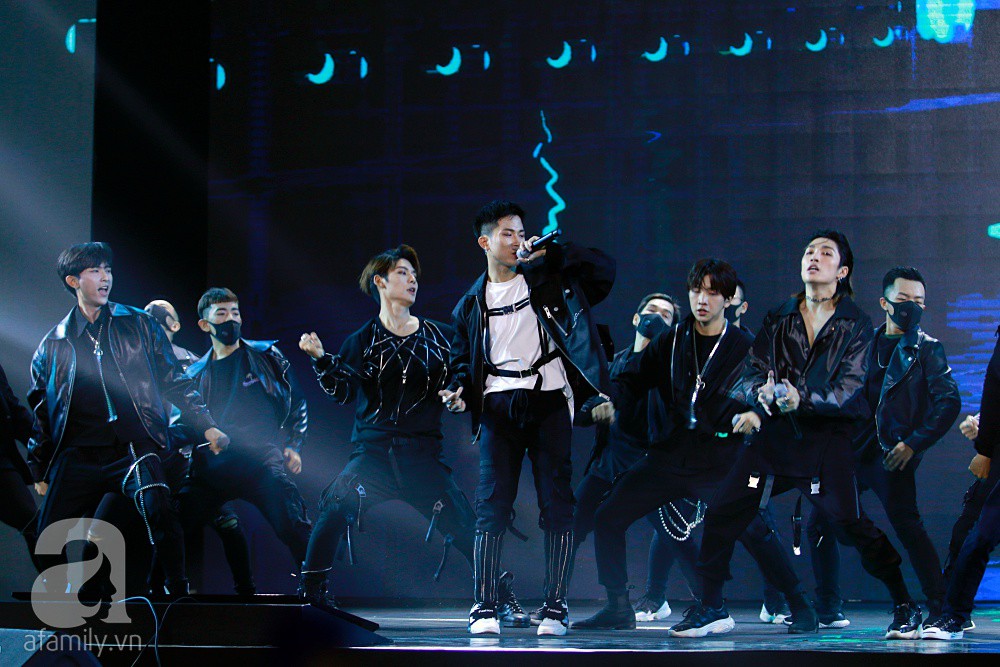 Super Junior khiến khán giả Việt vỡ òa với loạt hit khủng sau 7 năm - Ảnh 14. Super Junior khiến khán giả Việt vỡ òa với loạt hit khủng sau 7 năm - Ảnh 14.