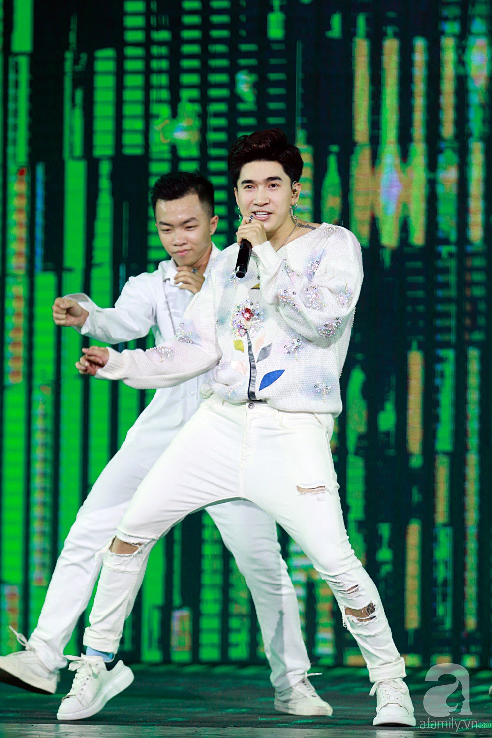 Super Junior khiến khán giả Việt vỡ òa với loạt hit khủng sau 7 năm - Ảnh 22. Super Junior khiến khán giả Việt vỡ òa với loạt hit khủng sau 7 năm - Ảnh 22.