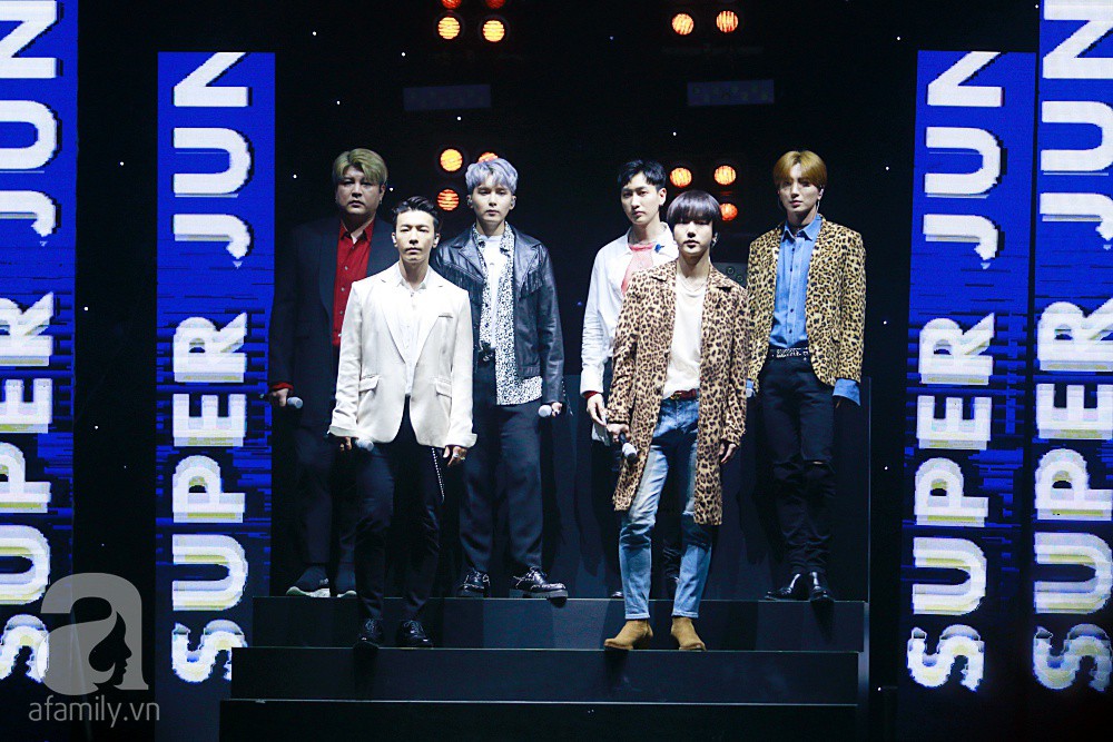 Super Junior khiến khán giả Việt vỡ òa với loạt hit khủng sau 7 năm - Ảnh 1. Super Junior khiến khán giả Việt vỡ òa với loạt hit khủng sau 7 năm - Ảnh 1.