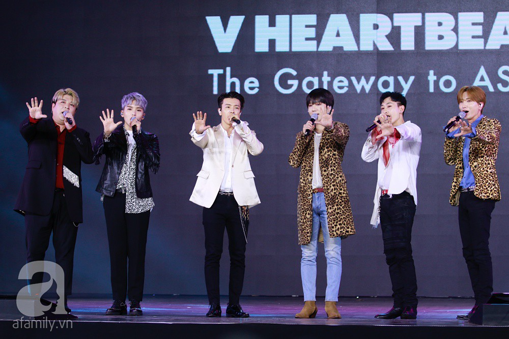 Super Junior khiến khán giả Việt vỡ òa với loạt hit khủng sau 7 năm - Ảnh 2. Super Junior khiến khán giả Việt vỡ òa với loạt hit khủng sau 7 năm - Ảnh 2.