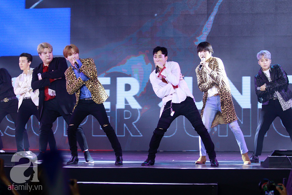Super Junior khiến khán giả Việt vỡ òa với loạt hit khủng sau 7 năm - Ảnh 3. Super Junior khiến khán giả Việt vỡ òa với loạt hit khủng sau 7 năm - Ảnh 3.