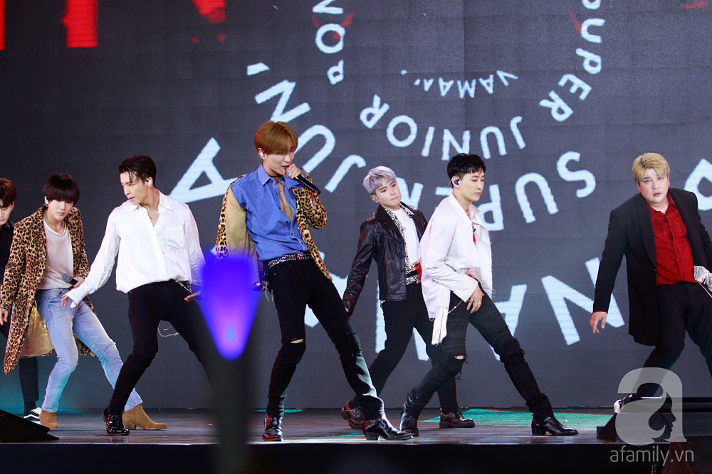Super Junior khiến khán giả Việt vỡ òa với loạt hit khủng sau 7 năm - Ảnh 4. Super Junior khiến khán giả Việt vỡ òa với loạt hit khủng sau 7 năm - Ảnh 4.
