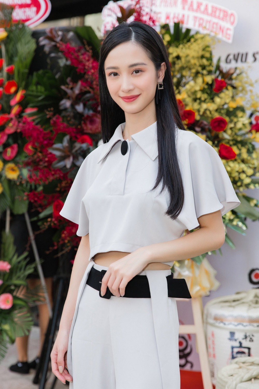 Ninh Dương Lan Ngọc diện váy gợi cảm hội ngộ hai nàng ngọc nữ mới Phương Anh Đào và Jun Vũ - Ảnh 5. Ninh Dương Lan Ngọc diện váy gợi cảm hội ngộ hai nàng ngọc nữ mới Phương Anh Đào và Jun Vũ - Ảnh 5.