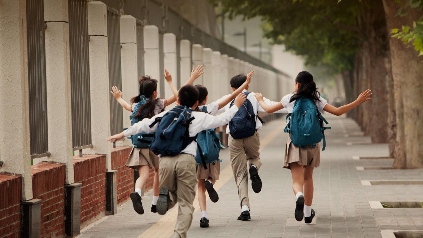 10 điều bố mẹ cần làm ngay để con được an toàn ở trường học, không để bị bạn bắt nạt ngay trong lớp - Ảnh 3. 10 điều bố mẹ cần làm ngay để con được an toàn ở trường học, không để bị bạn bắt nạt ngay trong lớp - Ảnh 3.