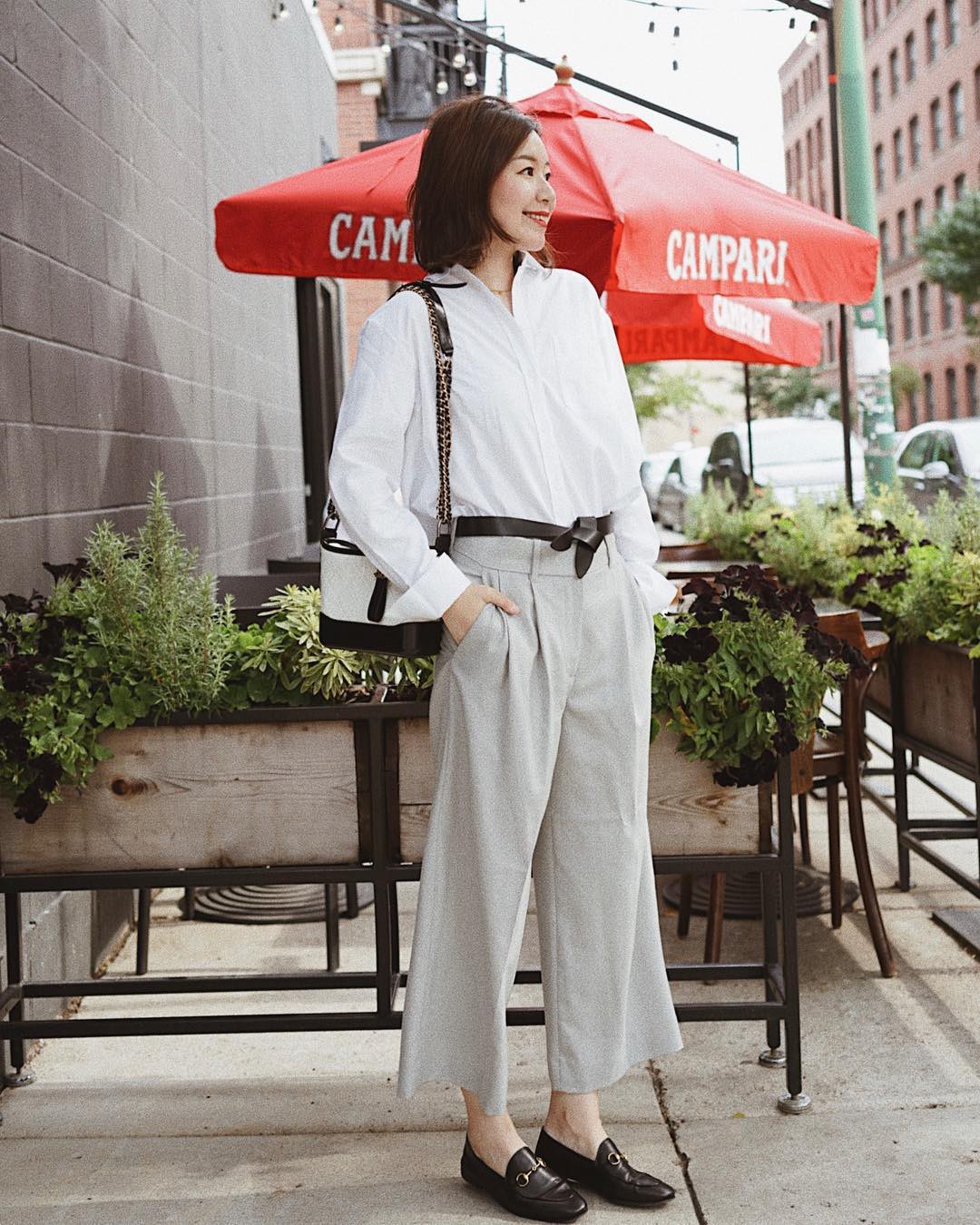 Bạn sẽ không còn nghĩ áo sơ mi trắng nhạt như nước ốc nếu biết 10 cách diện 100% sành điệu, hút mắt này - Ảnh 3. Bạn sẽ không còn nghĩ áo sơ mi trắng nhạt như nước ốc nếu biết 10 cách diện 100% sành điệu, hút mắt này - Ảnh 3.