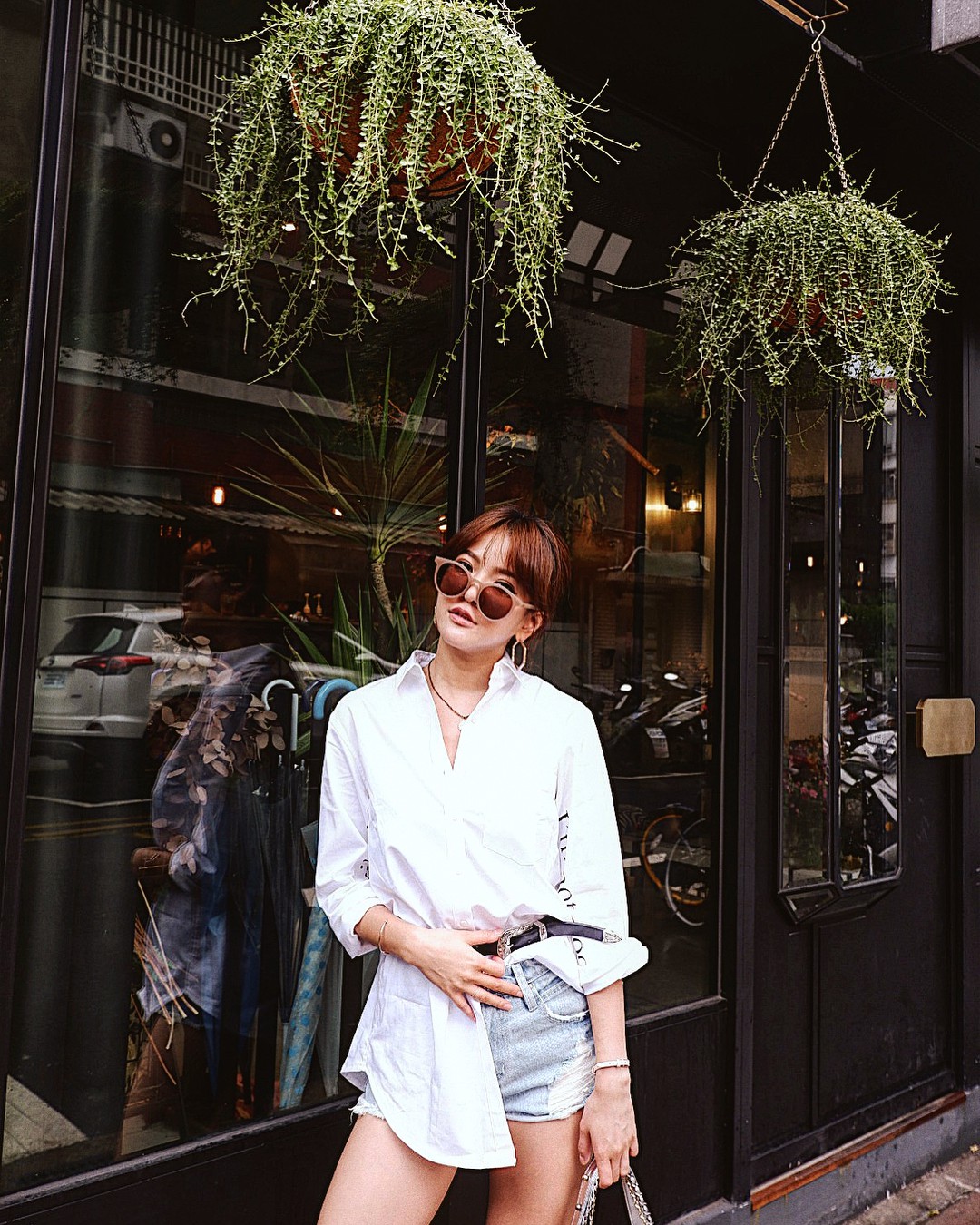 Bạn sẽ không còn nghĩ áo sơ mi trắng nhạt như nước ốc nếu biết 10 cách diện 100% sành điệu, hút mắt này - Ảnh 4. Bạn sẽ không còn nghĩ áo sơ mi trắng nhạt như nước ốc nếu biết 10 cách diện 100% sành điệu, hút mắt này - Ảnh 4.