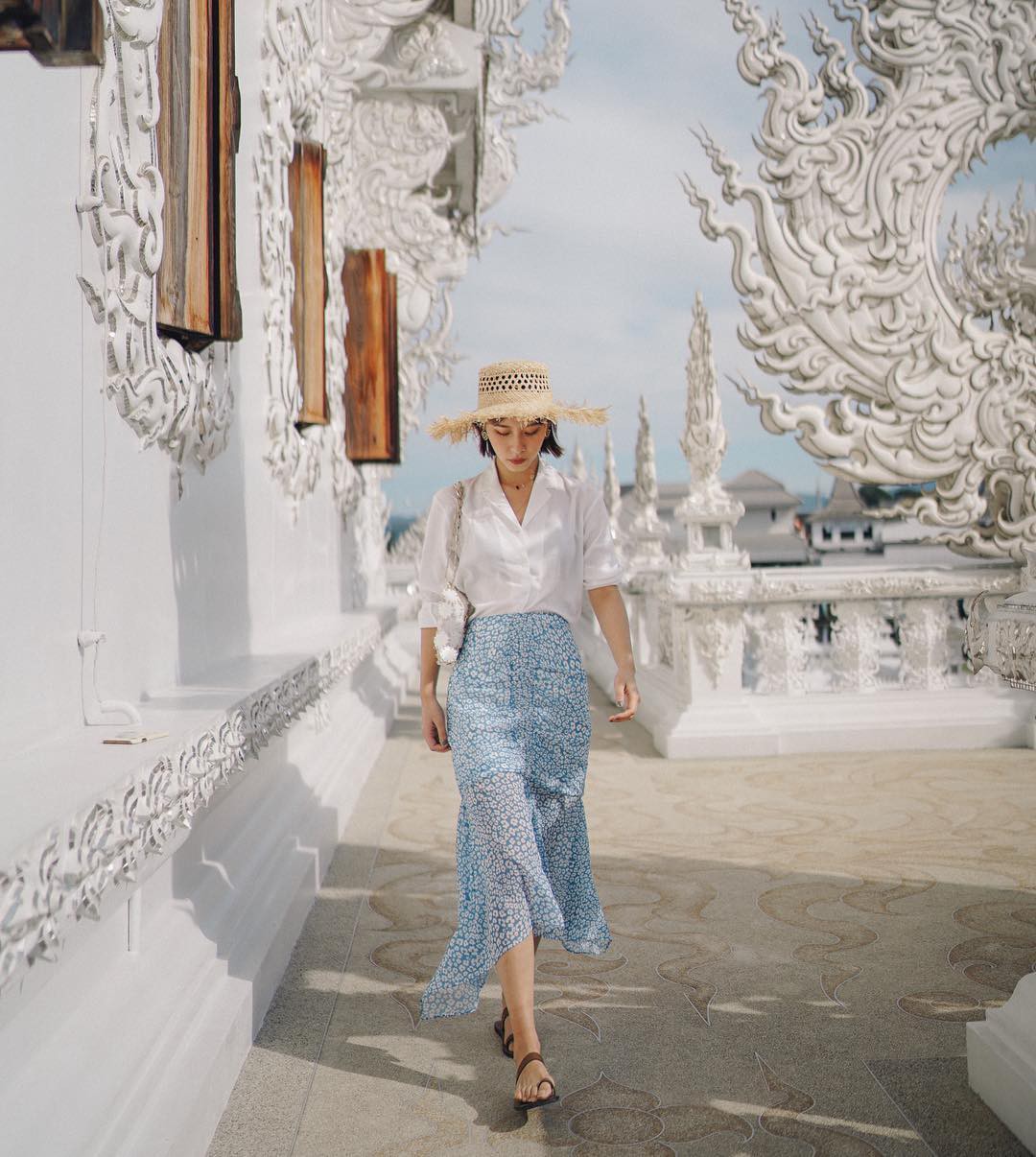 Bạn sẽ không còn nghĩ áo sơ mi trắng nhạt như nước ốc nếu biết 10 cách diện 100% sành điệu, hút mắt này - Ảnh 6. Bạn sẽ không còn nghĩ áo sơ mi trắng nhạt như nước ốc nếu biết 10 cách diện 100% sành điệu, hút mắt này - Ảnh 6.