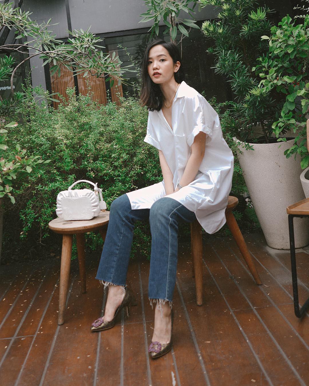 Bạn sẽ không còn nghĩ áo sơ mi trắng nhạt như nước ốc nếu biết 10 cách diện 100% sành điệu, hút mắt này - Ảnh 7. Bạn sẽ không còn nghĩ áo sơ mi trắng nhạt như nước ốc nếu biết 10 cách diện 100% sành điệu, hút mắt này - Ảnh 7.