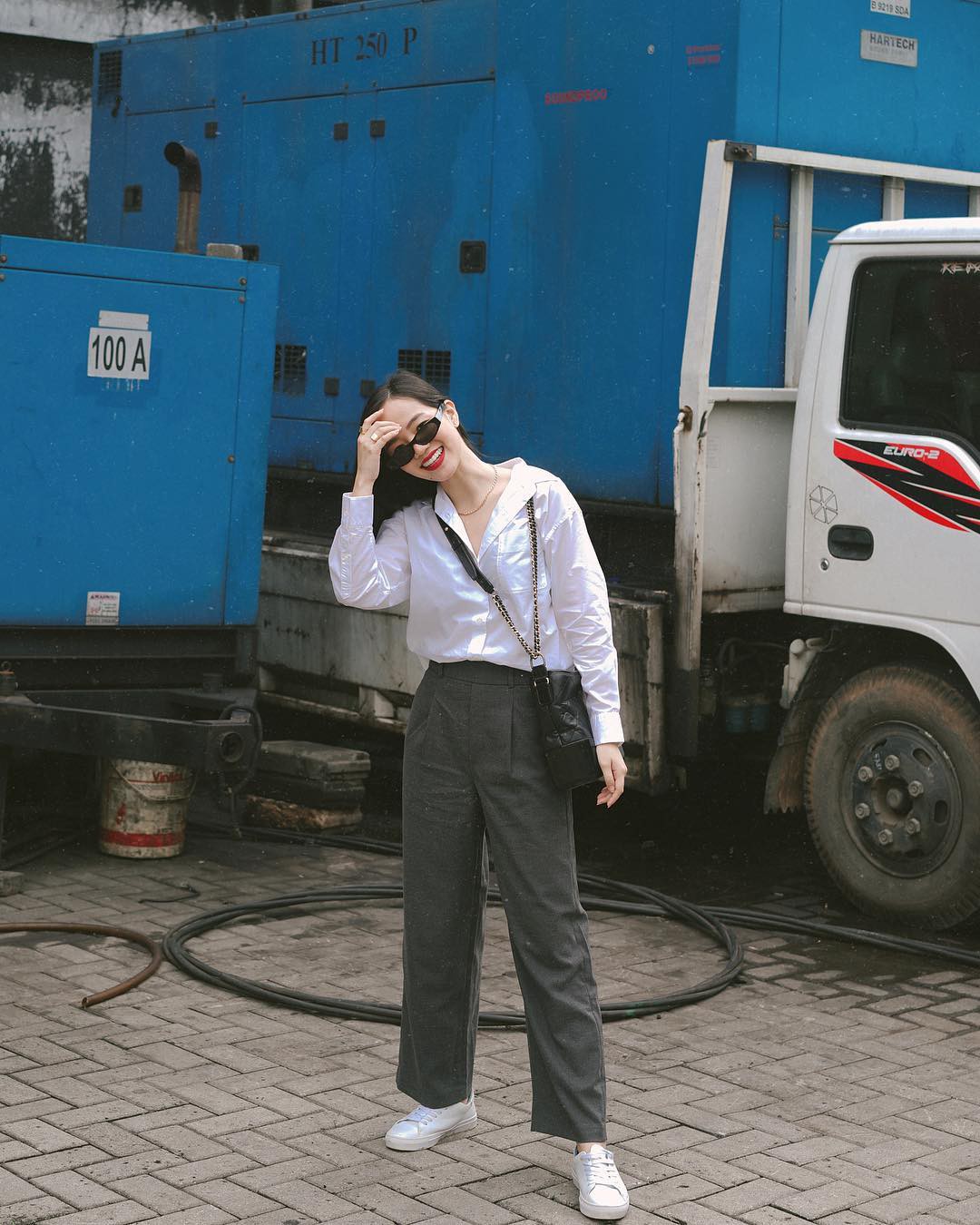Bạn sẽ không còn nghĩ áo sơ mi trắng nhạt như nước ốc nếu biết 10 cách diện 100% sành điệu, hút mắt này - Ảnh 9. Bạn sẽ không còn nghĩ áo sơ mi trắng nhạt như nước ốc nếu biết 10 cách diện 100% sành điệu, hút mắt này - Ảnh 9.