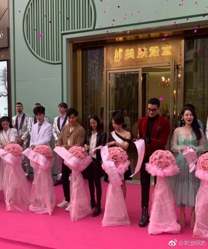 Bàng hoàng với thân hình sồ sề của nữ hoàng giải trí Phạm Băng Băng giữa tin đồn mang thai, kết hôn vào tháng 4 - Ảnh 2. Bàng hoàng với thân hình sồ sề của nữ hoàng giải trí Phạm Băng Băng giữa tin đồn mang thai, kết hôn vào tháng 4 - Ảnh 2.