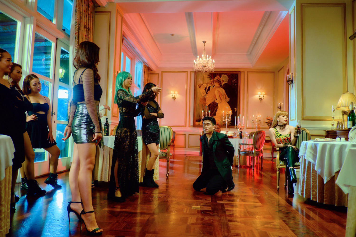 Thiều Bảo Trâm cao tay trả thù người yêu lăng nhăng như trong MV đậm chất nữ quyền - Ảnh 4. Thiều Bảo Trâm cao tay trả thù người yêu lăng nhăng như trong MV đậm chất nữ quyền - Ảnh 4.