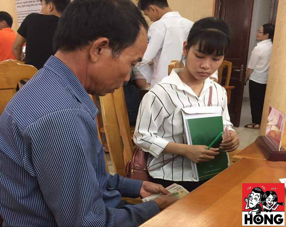 Lặng người trước clip người mẹ khắc khổ đổi từng đồng tiền lẻ để đóng học cho con - Ảnh 2. Lặng người trước clip người mẹ khắc khổ đổi từng đồng tiền lẻ để đóng học cho con - Ảnh 2.