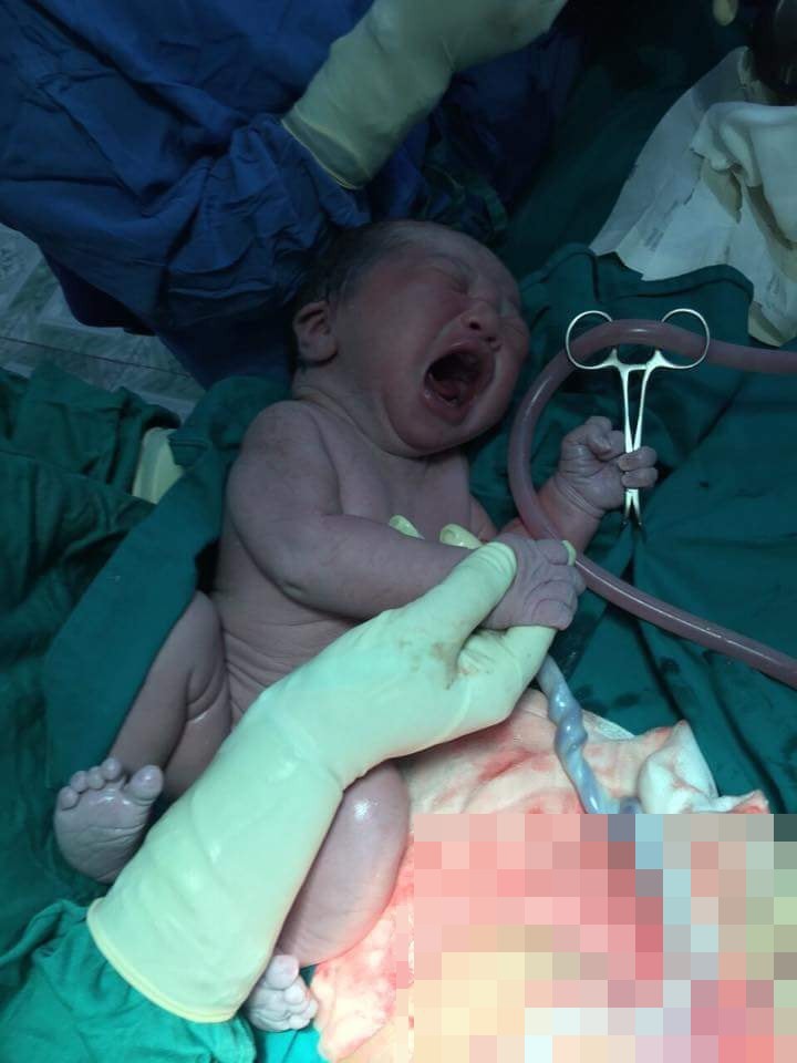 3 bé sơ sinh khuấy đảo MXH: Miệng gào khóc thảm thiết nhưng tay lại bám lấy bác sĩ để ăn vạ - Ảnh 2. 3 bé sơ sinh khuấy đảo MXH: Miệng gào khóc thảm thiết nhưng tay lại bám lấy bác sĩ để ăn vạ - Ảnh 2.