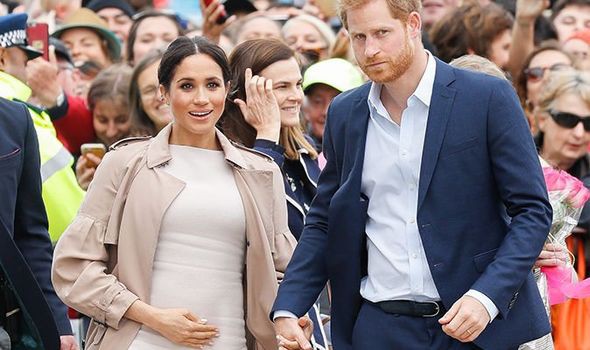 Người d&ugrave;ng mạng tranh luận việc Meghan v&igrave; y&ecirc;u m&agrave; kết h&ocirc;n với Ho&agrave;ng tử Harry hay c&oacute; sự toan t&iacute;nh n&agrave;o kh&aacute;c? - Ảnh 2.