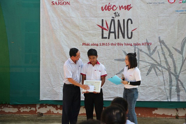 Dấu ấn của h&agrave;nh tr&igrave;nh &ldquo;Ước Mơ Từ L&agrave;ng&rdquo; trao học bổng cho học sinh ngh&egrave;o tr&ecirc;n cả nước - Ảnh 4.