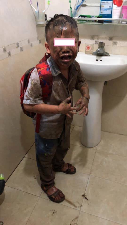 Tan học xong không chịu về nhà ngay, cậu bé mếu máo với bộ dạng không thể thê thảm hơn, người ngoài nhìn vào thì bò lăn ra cười - Ảnh 2. Tan học xong không chịu về nhà ngay, cậu bé mếu máo với bộ dạng không thể thê thảm hơn, người ngoài nhìn vào thì bò lăn ra cười - Ảnh 2.