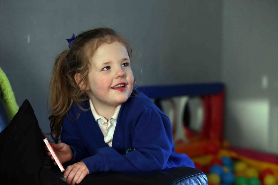 Ngủ một giấc, bé gái tỉnh dậy bất ngờ mất đi khả năng giao tiếp và đi lại khiến cả nhà nín lặng trong đau đớn - Ảnh 1. Ngủ một giấc, bé gái tỉnh dậy bất ngờ mất đi khả năng giao tiếp và đi lại khiến cả nhà nín lặng trong đau đớn - Ảnh 1.