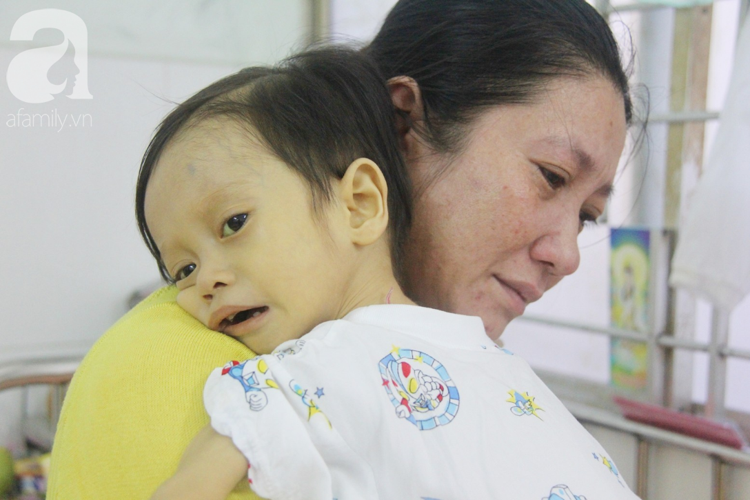 Không có đủ tiền để cứu con, người mẹ nuốt nước mắt ôm con trai 19 tháng tuổi sơ gan, bụng to như cái trống nằm chờ chết - Ảnh 5.