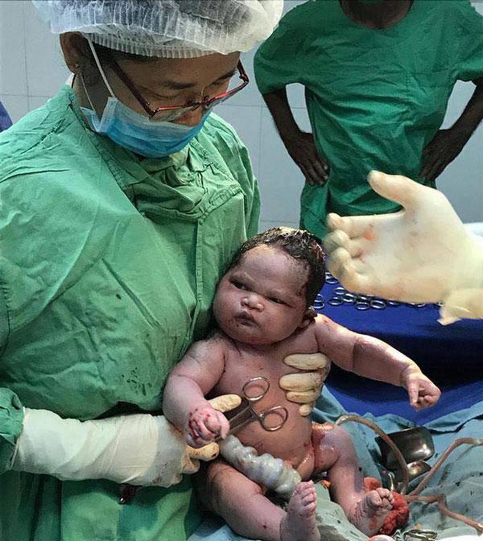 Bé trai vừa chào đời đã khiến mẹ mát mày mát mặt, dân mạng cười bò khi biết sự thật phũ phàng - Ảnh 4. Bé trai vừa chào đời đã khiến mẹ mát mày mát mặt, dân mạng cười bò khi biết sự thật phũ phàng - Ảnh 4.