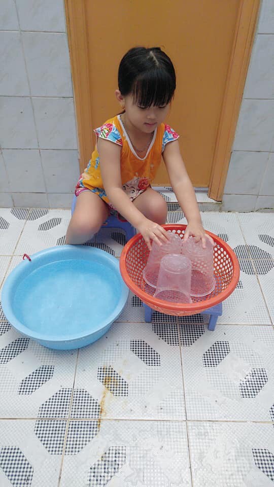 Mẹ “sinh con bằng cả mạng sống” và hình ảnh bé 4 tuổi tất bật làm việc nhà gây tranh cãi - Ảnh 10. Mẹ “sinh con bằng cả mạng sống” và hình ảnh bé 4 tuổi tất bật làm việc nhà gây tranh cãi - Ảnh 10.