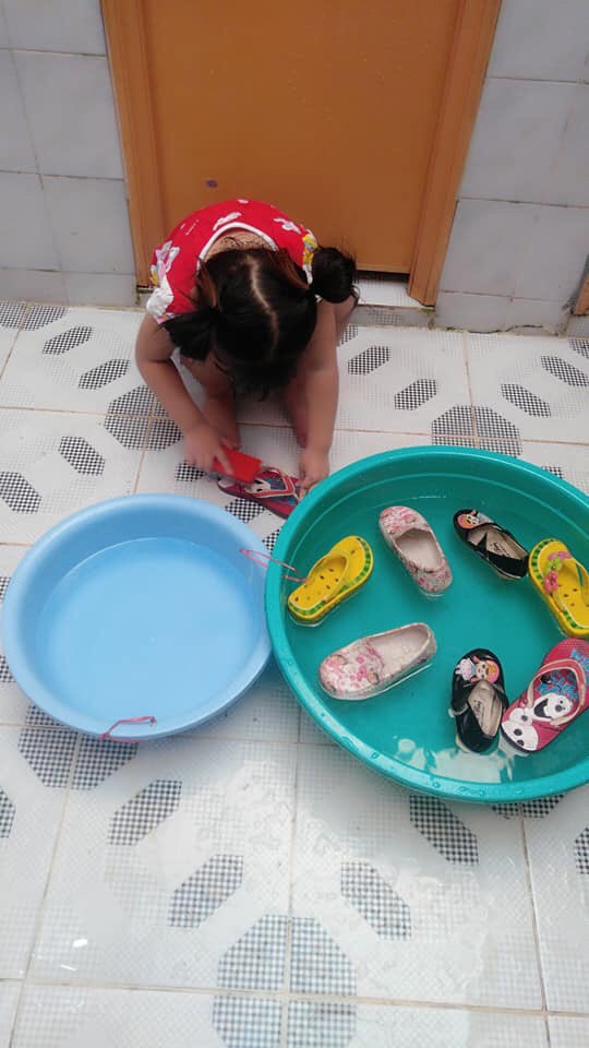 Mẹ “sinh con bằng cả mạng sống” và hình ảnh bé 4 tuổi tất bật làm việc nhà gây tranh cãi - Ảnh 11. Mẹ “sinh con bằng cả mạng sống” và hình ảnh bé 4 tuổi tất bật làm việc nhà gây tranh cãi - Ảnh 11.