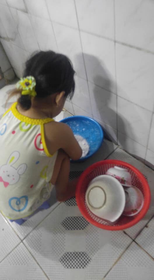 Mẹ “sinh con bằng cả mạng sống” và hình ảnh bé 4 tuổi tất bật làm việc nhà gây tranh cãi - Ảnh 2. Mẹ “sinh con bằng cả mạng sống” và hình ảnh bé 4 tuổi tất bật làm việc nhà gây tranh cãi - Ảnh 2.