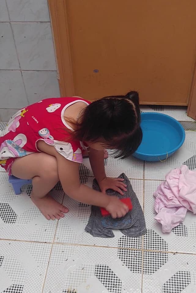 Mẹ “sinh con bằng cả mạng sống” và hình ảnh bé 4 tuổi tất bật làm việc nhà gây tranh cãi - Ảnh 3. Mẹ “sinh con bằng cả mạng sống” và hình ảnh bé 4 tuổi tất bật làm việc nhà gây tranh cãi - Ảnh 3.