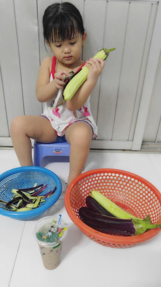 Mẹ “sinh con bằng cả mạng sống” và hình ảnh bé 4 tuổi tất bật làm việc nhà gây tranh cãi - Ảnh 4. Mẹ “sinh con bằng cả mạng sống” và hình ảnh bé 4 tuổi tất bật làm việc nhà gây tranh cãi - Ảnh 4.