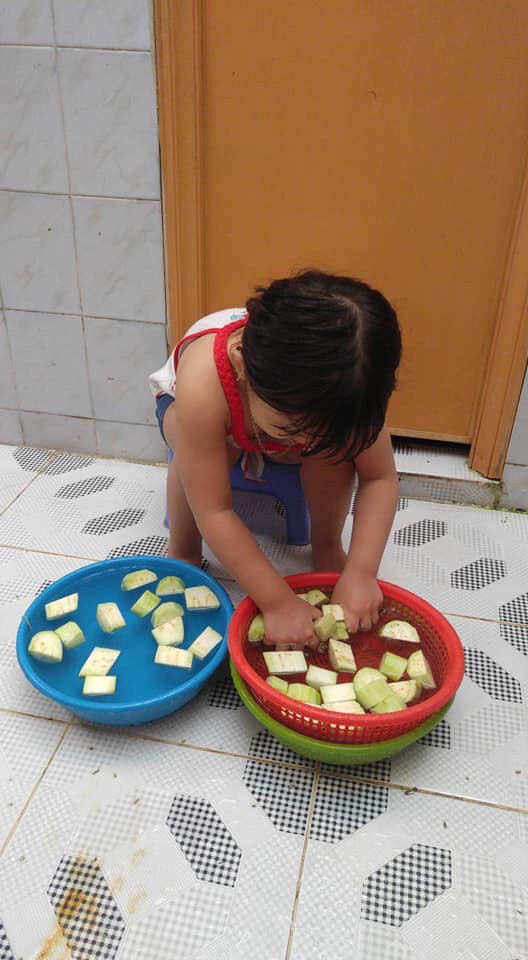 Mẹ “sinh con bằng cả mạng sống” và hình ảnh bé 4 tuổi tất bật làm việc nhà gây tranh cãi - Ảnh 6. Mẹ “sinh con bằng cả mạng sống” và hình ảnh bé 4 tuổi tất bật làm việc nhà gây tranh cãi - Ảnh 6.