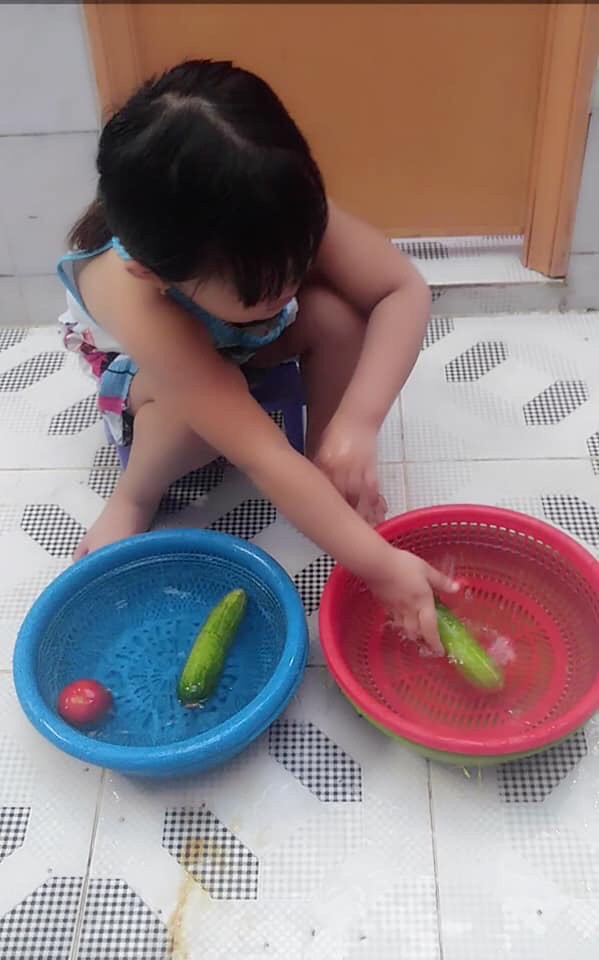 Mẹ “sinh con bằng cả mạng sống” và hình ảnh bé 4 tuổi tất bật làm việc nhà gây tranh cãi - Ảnh 7. Mẹ “sinh con bằng cả mạng sống” và hình ảnh bé 4 tuổi tất bật làm việc nhà gây tranh cãi - Ảnh 7.