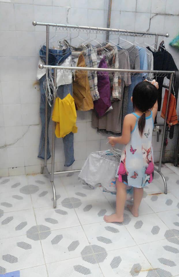 Mẹ “sinh con bằng cả mạng sống” và hình ảnh bé 4 tuổi tất bật làm việc nhà gây tranh cãi - Ảnh 8. Mẹ “sinh con bằng cả mạng sống” và hình ảnh bé 4 tuổi tất bật làm việc nhà gây tranh cãi - Ảnh 8.