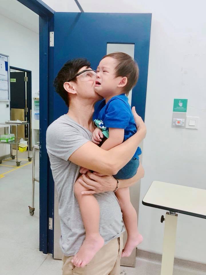 Lý Hải nén nước mắt ôm con trai út khóc thét vì gãy tay, bố mẹ nào cũng thấy bóng dáng mình trong đó - Ảnh 3. Lý Hải nén nước mắt ôm con trai út khóc thét vì gãy tay, bố mẹ nào cũng thấy bóng dáng mình trong đó - Ảnh 3.