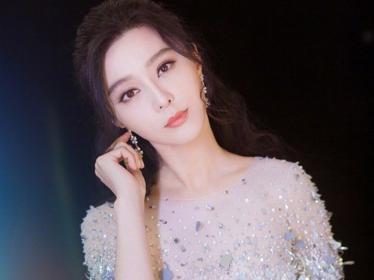 Điểm bất thường trong loạt ảnh Phạm Băng Băng &ocirc;m h&ocirc;n người đ&agrave;n &ocirc;ng lạ mặt l&uacute;c nửa đ&ecirc;m - Ảnh 1.