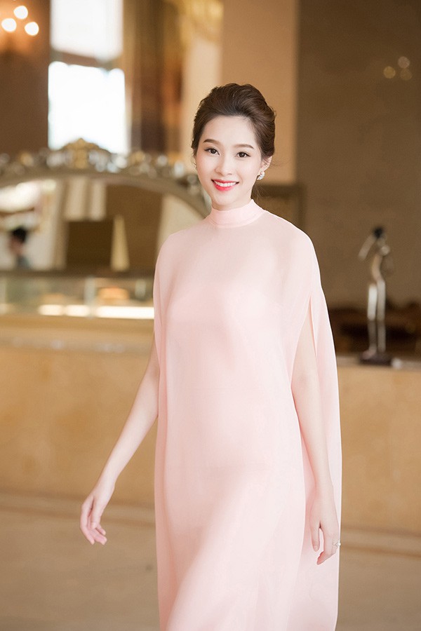 Cả showbiz khoe qu&agrave; chồng tặng 8/3, ri&ecirc;ng Đặng Thu Thảo gửi đi th&ocirc;ng điệp đặc biệt n&agrave;y - Ảnh 2.