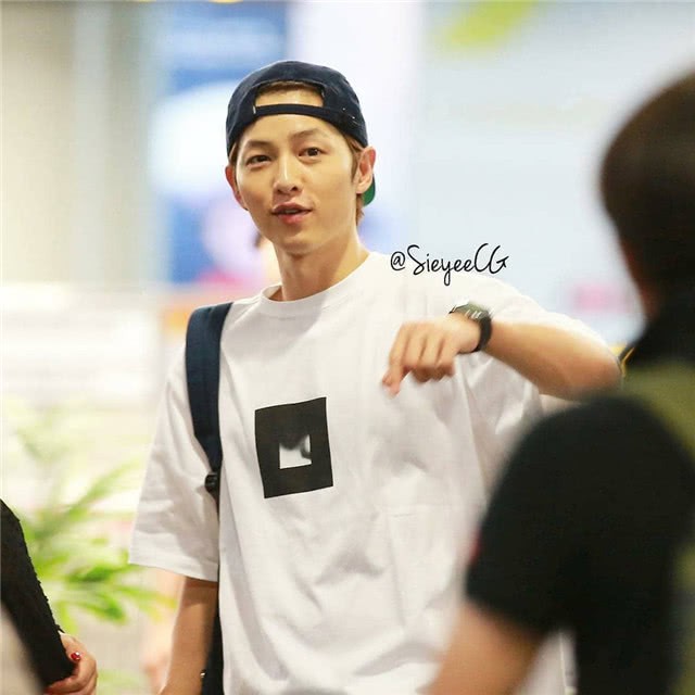 Ơn giời, Song Joong Ki cuối c&ugrave;ng cũng đ&atilde; chịu đeo nhẫn cưới rồi! - Ảnh 2.