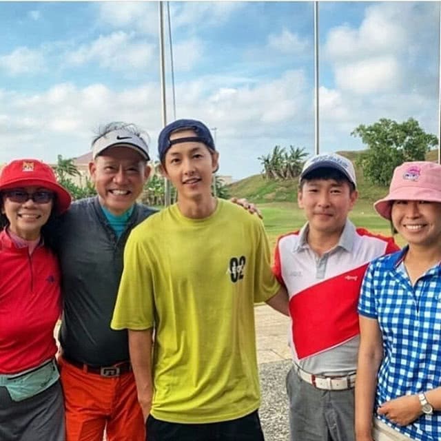 Ơn giời, Song Joong Ki cuối c&ugrave;ng cũng đ&atilde; chịu đeo nhẫn cưới rồi! - Ảnh 5.