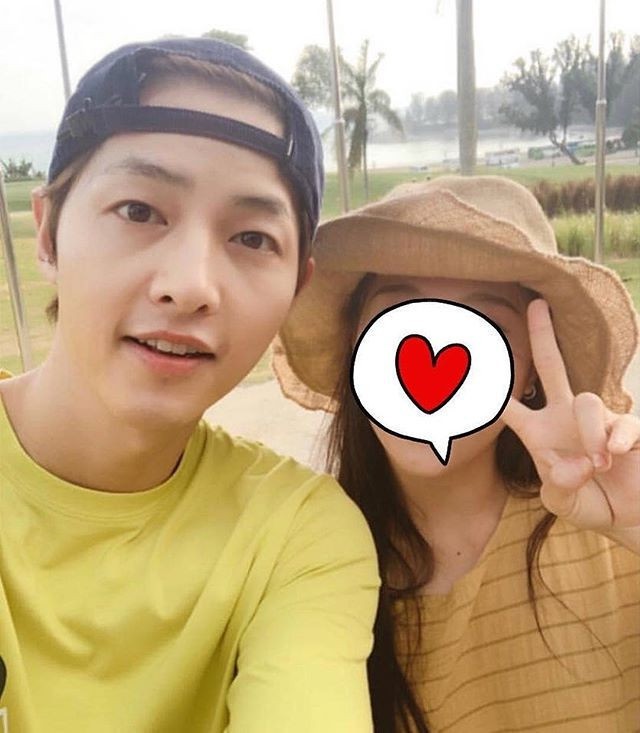 Ơn giời, Song Joong Ki cuối c&ugrave;ng cũng đ&atilde; chịu đeo nhẫn cưới rồi! - Ảnh 6.