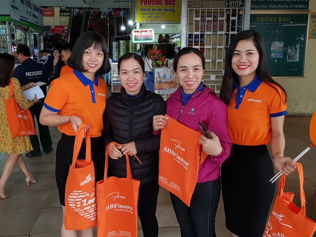 SHB Finance mang niềm vui ng&agrave;y 8/3 đến c&aacute;c tiểu thương v&agrave; b&agrave; nội trợ tại chợ - Ảnh 2.