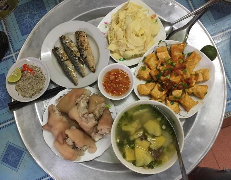 Bị góp ý khi khoe mâm cơm cho 2 người, vợ trẻ không tiếp thu còn đáp trả cực gắt khiến chị em ngán ngẩm - Ảnh 1. Bị góp ý khi khoe mâm cơm cho 2 người, vợ trẻ không tiếp thu còn đáp trả cực gắt khiến chị em ngán ngẩm - Ảnh 1.