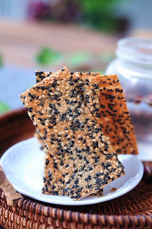 Kh&ocirc;ng cần l&ograve; nướng t&ocirc;i cũng l&agrave;m được snack vừng gi&ograve;n tan vừa ngon vừa l&agrave;nh mạnh cho b&eacute; ăn vặt - Ảnh 4.