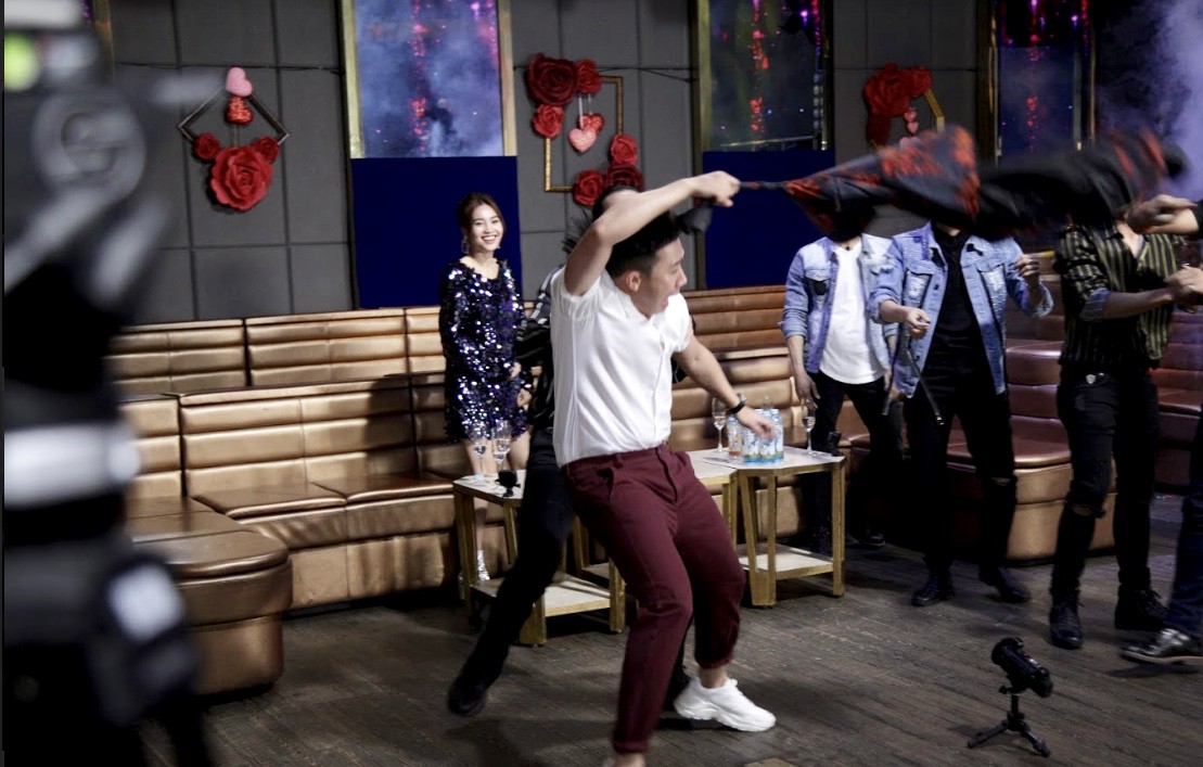 Running Man phiên bản Việt: Trấn Thành mất kiểm soát, cởi áo gào thét khiến ai cũng hoảng sợ - Ảnh 2. Running Man phiên bản Việt: Trấn Thành mất kiểm soát, cởi áo gào thét khiến ai cũng hoảng sợ - Ảnh 2.