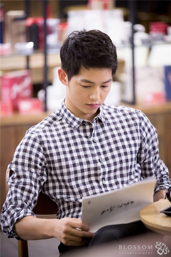 Cả thế giới vào đây xem độ bào chồng của Song Hye Kyo: Nhìn Song Joong Ki xem còn giống trai đẹp không? - Ảnh 2. Cả thế giới vào đây xem độ bào chồng của Song Hye Kyo: Nhìn Song Joong Ki xem còn giống trai đẹp không? - Ảnh 2.
