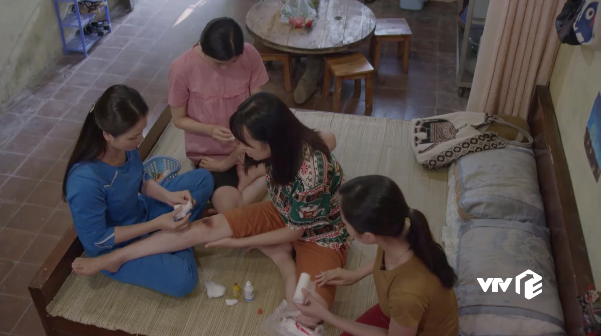 Những cô gái trong thành phố tập 33: Lan - Lâm tình tứ dắt nhau đi mua sắm, khán giả chỉ thấy đau lòng - Ảnh 6. Những cô gái trong thành phố tập 33: Lan - Lâm tình tứ dắt nhau đi mua sắm, khán giả chỉ thấy đau lòng - Ảnh 6.