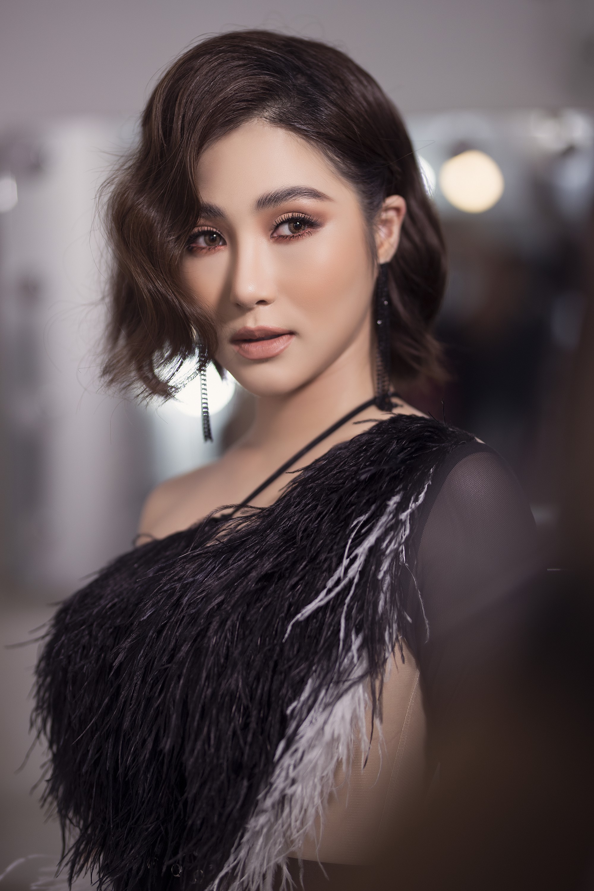 Hết làm yêu nữ tóc trắng, Hương Tràm lại biến đổi cực lạ lẫm khiến ai cũng ngoái nhìn - Ảnh 1. Hết làm yêu nữ tóc trắng, Hương Tràm lại biến đổi cực lạ lẫm khiến ai cũng ngoái nhìn - Ảnh 1.