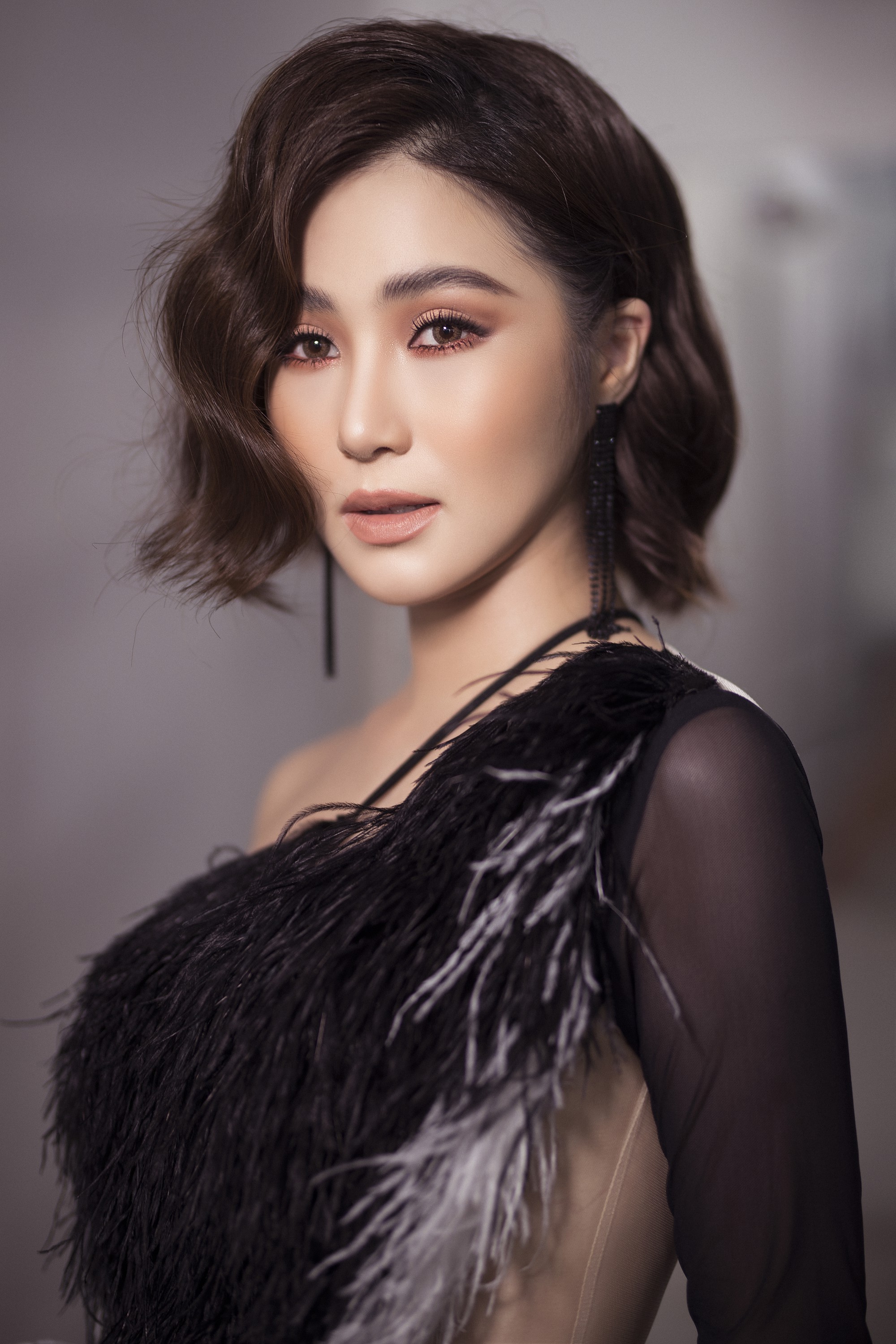 Hết làm yêu nữ tóc trắng, Hương Tràm lại biến đổi cực lạ lẫm khiến ai cũng ngoái nhìn - Ảnh 2. Hết làm yêu nữ tóc trắng, Hương Tràm lại biến đổi cực lạ lẫm khiến ai cũng ngoái nhìn - Ảnh 2.